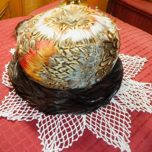 Vintage ~ SPECIAL . . . .INDEED ~  HAT Circled with Real FEATHERS - Picture 1 of 2